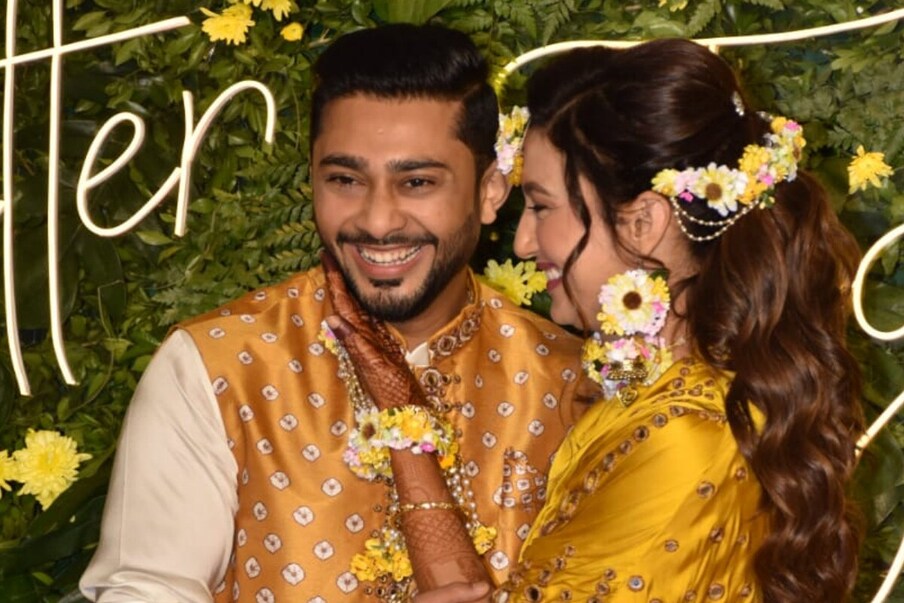  وہیں اس سے پہلئ ان کی مہندی کی رسم ہوئی ہے ۔ اس مہندی تقریب کی تصاویر سامنے آئیں ، جن میں دونوں کی جوڑی کافی خوبصورت نظر آرہی ہے ۔ (Photo Credit- Viral Bhayani)