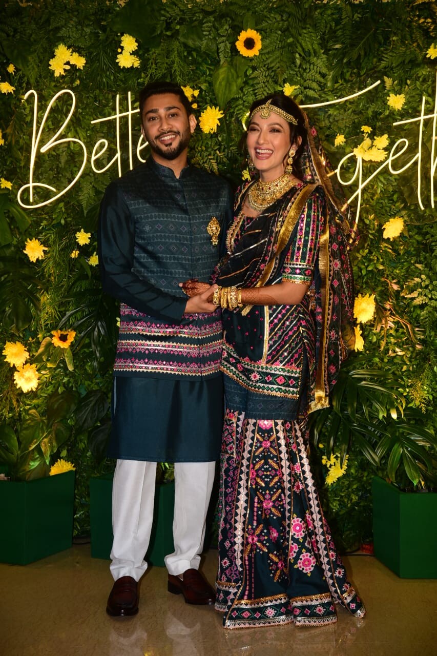 وہیں زید دربار نے بھی گوہر کے ساتھ میچنگ کرکے آوٹ فٹ پہنا ہوا ہے ۔(Photo Credit- Viral Bhayani) وہیں زید دربار نے بھی گوہر کے ساتھ میچنگ کرکے آوٹ فٹ پہنا ہوا ہے ۔(Photo Credit- Viral Bhayani)