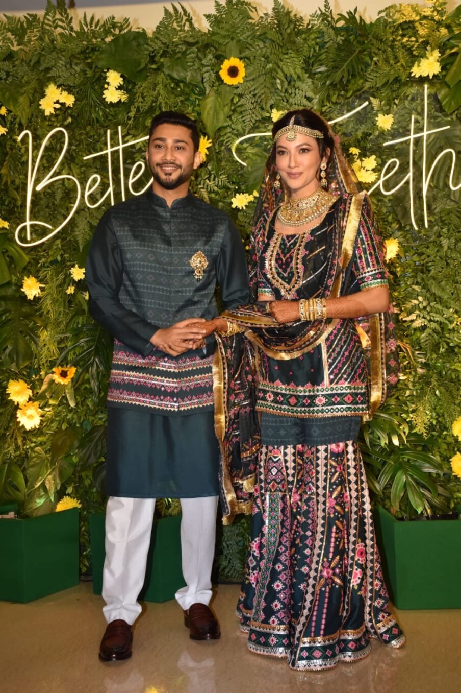  دونوں ساتھ میں کافی خوبصورت لگ رہے ہیں ۔ دونوں کے چہروں پر بھی شادی کی خوشی نظر آرہی ہے ۔ (Photo Credit- Viral Bhayani)
