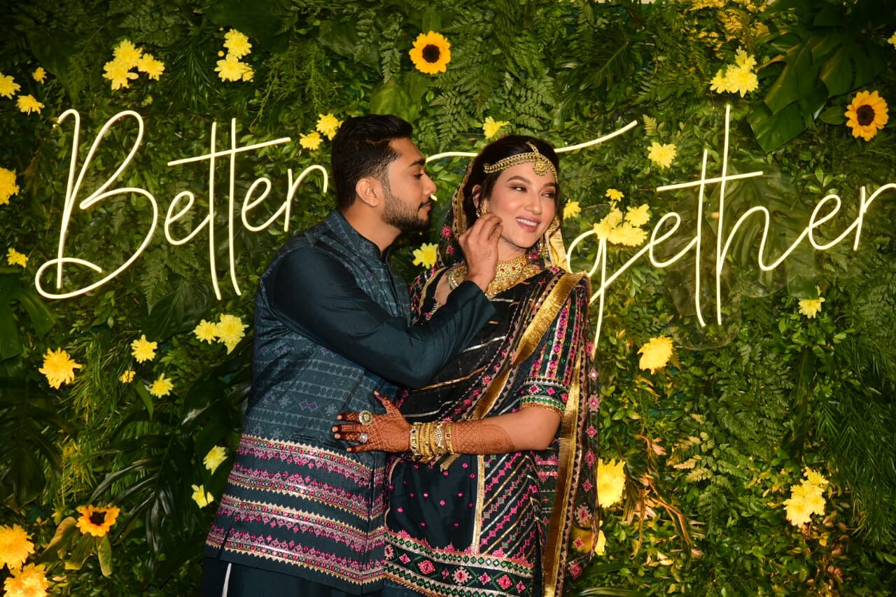 دونوں نے اس اسٹائلش ٹریڈیشنل لک میں کیمرے کے ساتھ کافی خوبصورت پوز بھی دئے ۔ (Photo Credit- Viral Bhayani) دونوں نے اس اسٹائلش ٹریڈیشنل لک میں کیمرے کے ساتھ کافی خوبصورت پوز بھی دئے ۔ (Photo Credit- Viral Bhayani)