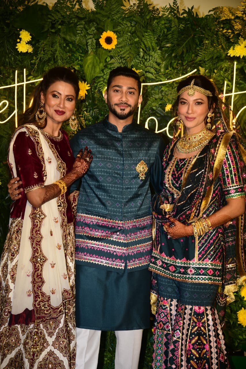 گوہر خان نے شادی سے پہلے کی رسموں کی تصاویر سوشل میڈیا پر بھی شیئر کی ہیں ۔ فینس انہیں تابڑتوڑ مبارکباد دے رہے ہیں ۔ (Photo Credit- Viral Bhayani) گوہر خان نے شادی سے پہلے کی رسموں کی تصاویر سوشل میڈیا پر بھی شیئر کی ہیں ۔ فینس انہیں تابڑتوڑ مبارکباد دے رہے ہیں ۔ (Photo Credit- Viral Bhayani)