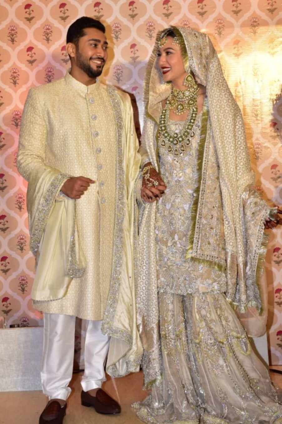  بتادیں کہ آج ہی یعنی 25 دسمبر 2020 کو ان کا نکاح تصویروں میں نظر آرہے اسی ہوٹل میں ہوا ہے۔ ان کی ویڈیوز اور فوٹوز سوشل میڈیا پر وائرل ہو رہی ہیں۔ (Photo:@gauaharkhan/Instagram)