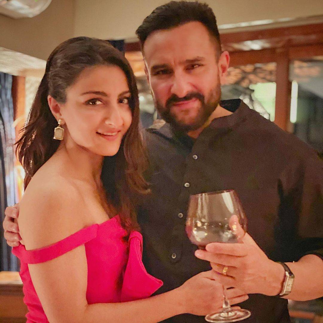  وہیں اس تصویر میں سوہا بھائی سیف علی خان کے ساتھ بھی نظر آئیں۔