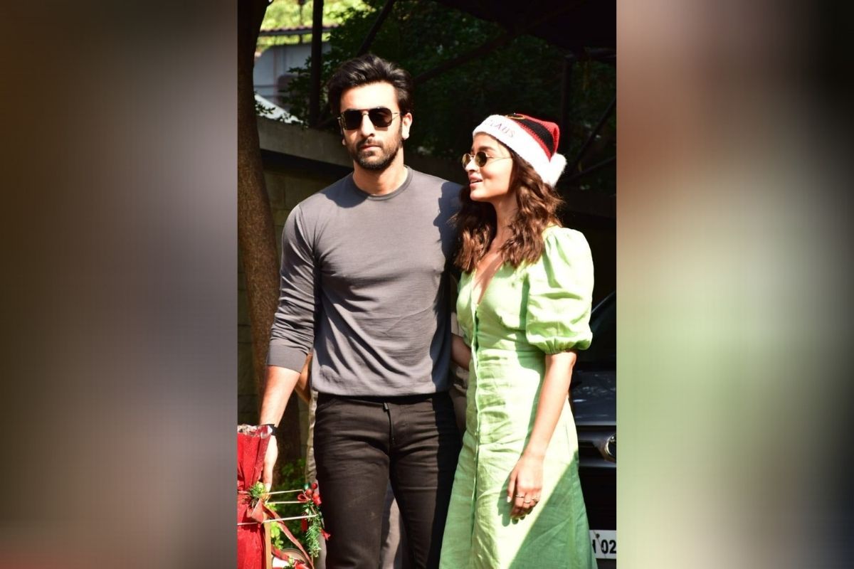  عالیہ بھٹ کپور فیملی کے لنچ میں شامل ہونے کیلئے رنبیر کپور کے ساتھ پہنچیں ۔ یہ عالیہ کا کپور فیملی کے ساتھ دوسرا کرسمس لنچ ہے ۔ گزشتہ سال بھی عالیہ بھٹ رنبیر کپور کے ساتھ اس لنچ میں شامل ہوئی تھیں ۔ (تصویر : ویرل بھیانی)