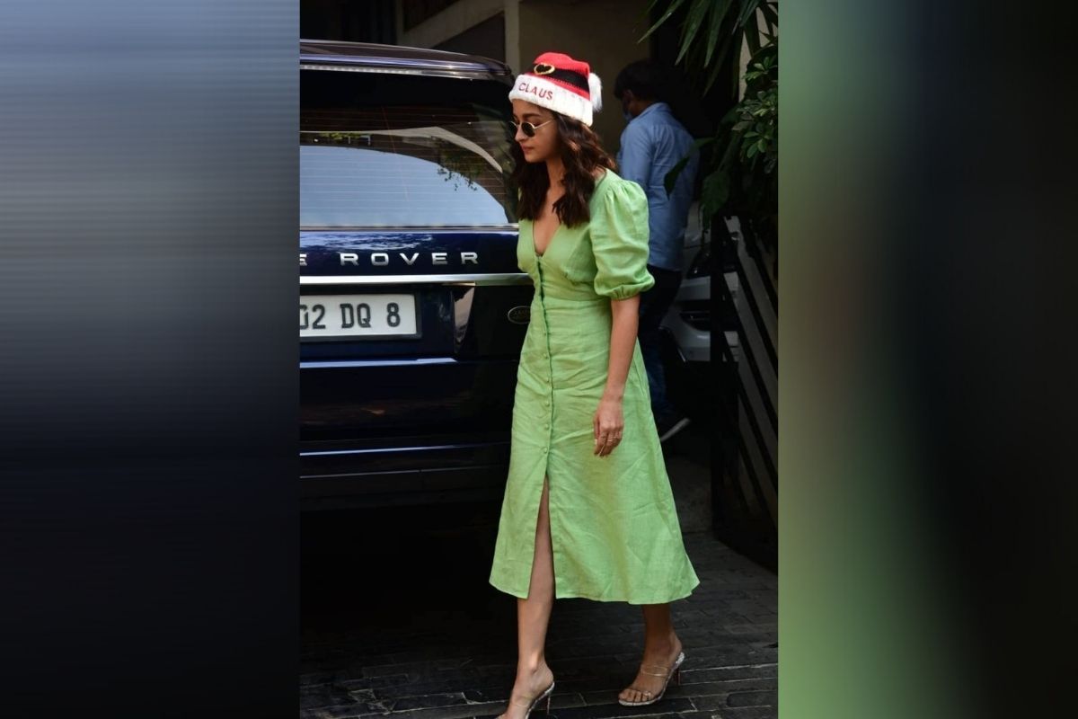  عالیہ بھٹ نے گرین رنگ کی مڈی پہنی ہوئی تھی ، جس کے ساتھ انہوں نے سانتا کلوز کی کرسمس کیپ بھی پہنی ہوئی تھی ۔ (تصویر : ویرل بھیانی)