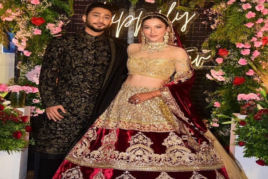  ویسے تو زید دربار اور گوہر خان سوشل میڈیا پر خوب ایکٹو رہتے ہیں۔ وہیں اب دونوں نے اپنے انسٹاگرام اکاؤنٹ پر اپنی شادی تقریب کی خوب تصویریں شیئر کی ہیں۔