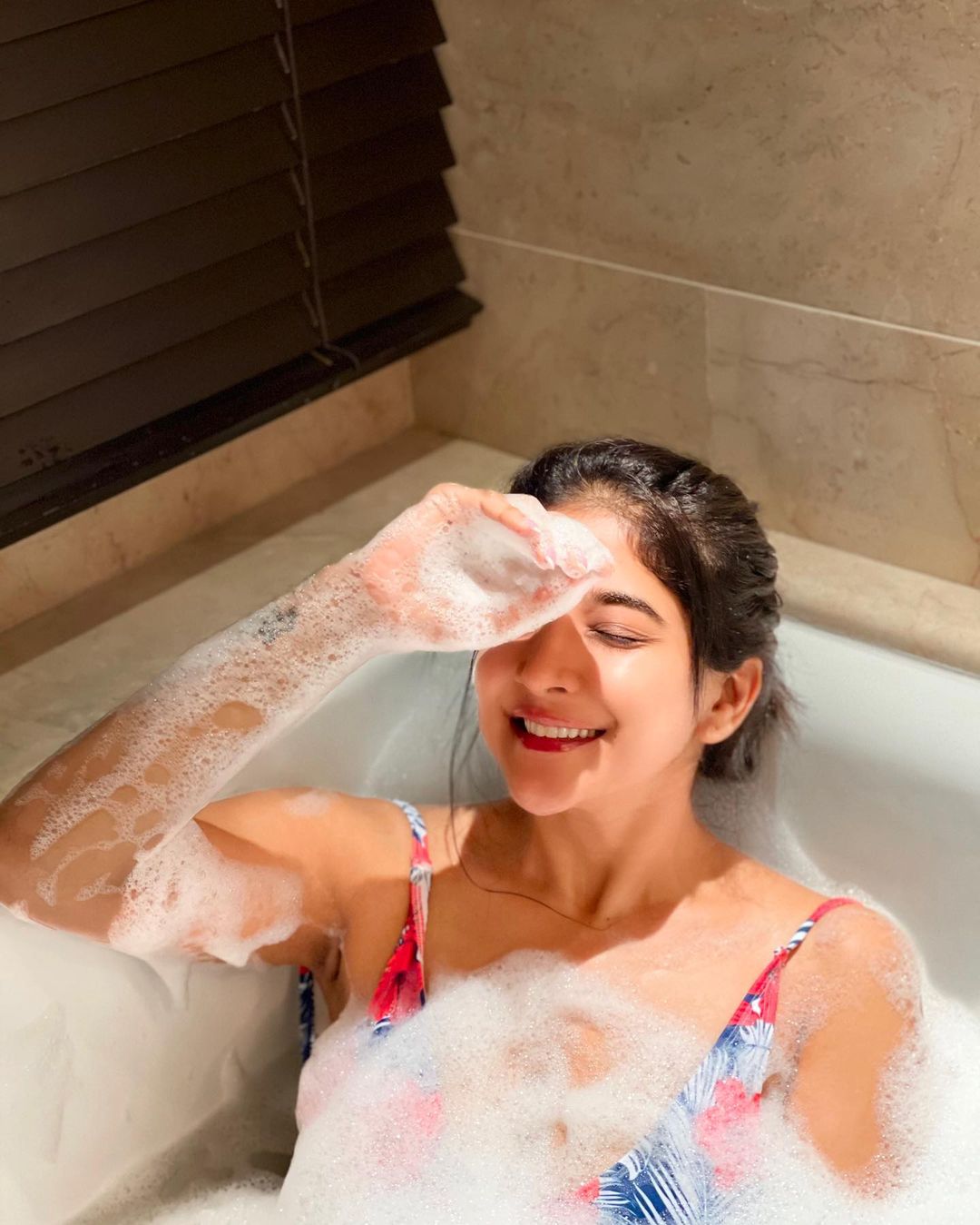  Sakshi Agarwal : اداکارہ ساکشی اگروال نے حال ہی میں اپنی کچھ نہاتے ہوئے تصویریں شیئر کی ہیں ، جو سوشل میڈیا پر جم کر وائرل ہورہی ہیں ۔ ان تصاویر میں وہ باتھ ٹب میں نہاتی ہوئی نظر آرہی ہیں ۔  Photo : Instagram