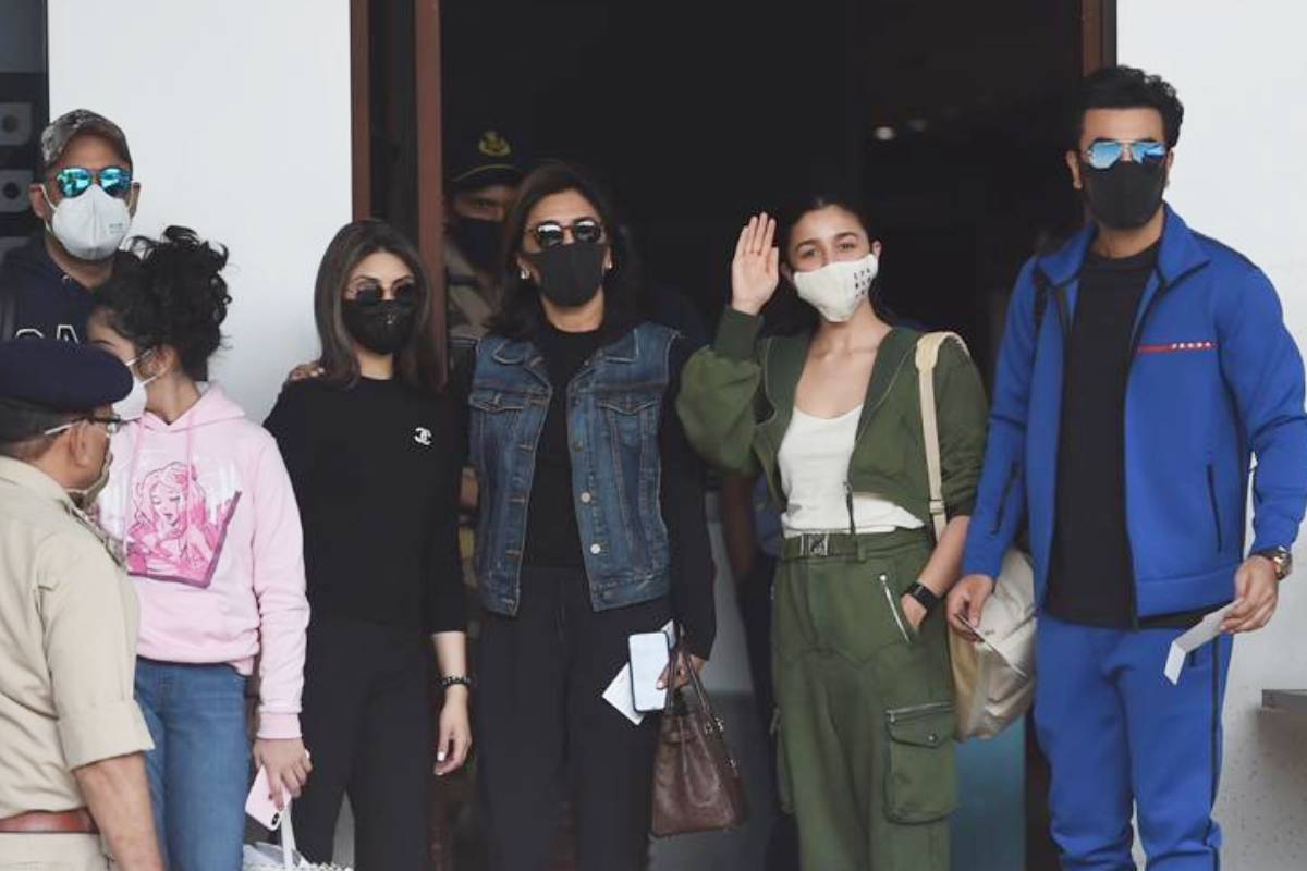  سوشل میڈیا پر ایسے چرچے ہو رہے ہیں کہ رنبیور کپور (Ranbir Kapoor) اور عالیہ بھٹ (Alia Bhatt) کی جلد ہی شادی ہونے والی ہے۔ یہ چرچے حال ہی میں سامنے آئی کچھ تصویروں اور ویڈیو کے بعد ہونے لگے ہیں۔ جس میں دونوں ہی اپنے۔اپنے کنبے کے ساتھ جے پور (Jaipur) پہنچتے نظر آ رہے ہیں۔