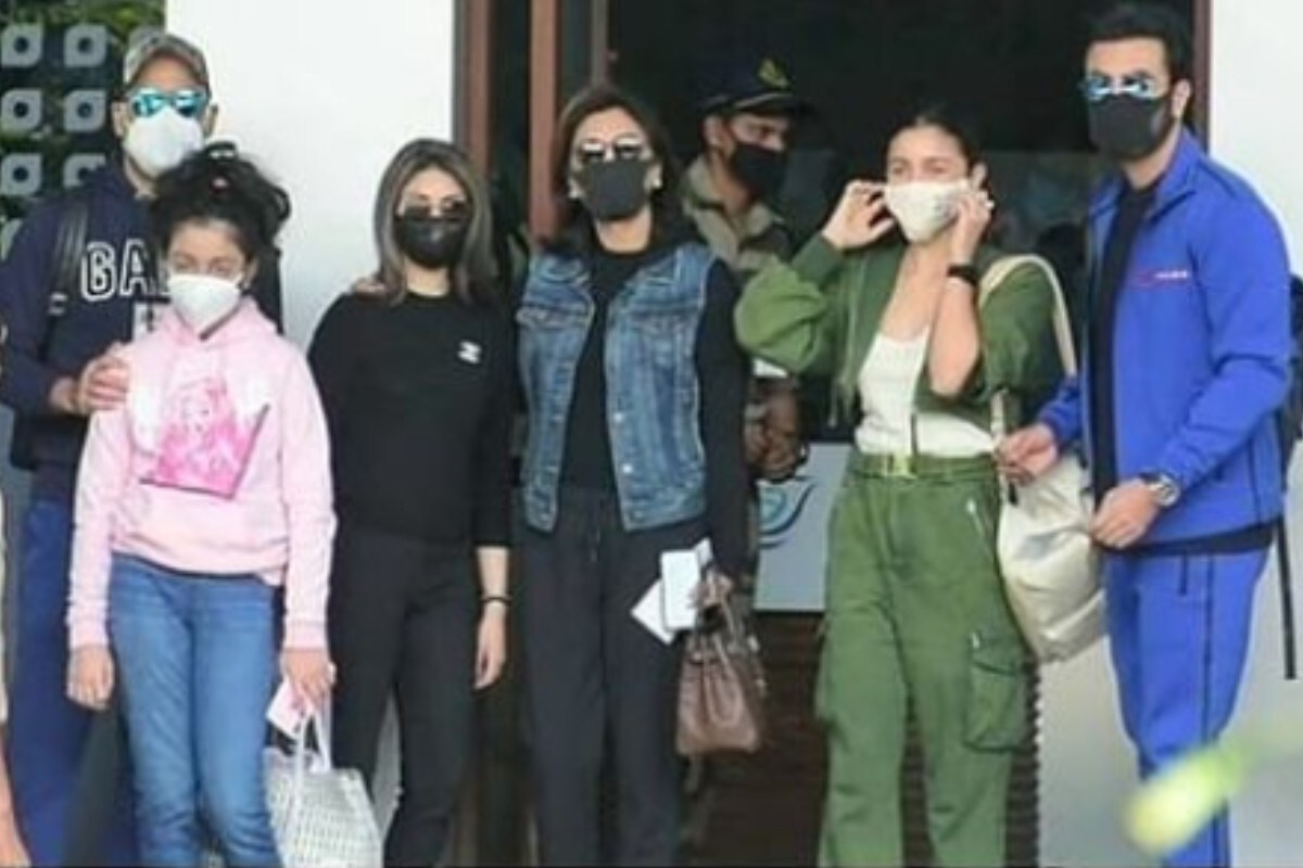  بالی ووڈ ہنگامہ کی خبر کے مطابق عالیہ بھٹ کے والد مہیش بھٹ اور رنبیر کپور کی بہن ردھیما ساہنی ان کے شوہر بھارت ساہنی اور بیٹی سمارا و آدر جین بھی جے پور میں ہیں۔ اور کرن جوہر بھی جلد پہنچنے والے ہیں۔ تصویر: وائرل بھیانی۔