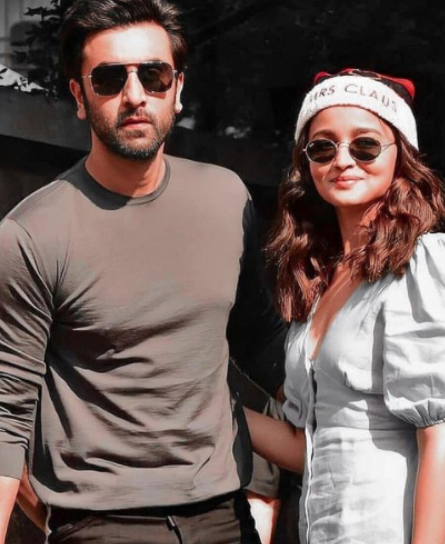  رپورٹ کے مطابق یہ سبھی لوگ رنتھمبھور (Ranthambhore) کے امن یوٹل میں ساتھ رکے ہویے ہیں۔ پہلے مانا جا رہا تھا کہ سبھی یہاں نئے سال کے سلیبریشن کیلئے آئے ہیں لیکن عالیہ بھٹ اور رنبیر کے سبھی قریبیوں کی وہاں موجود کچھ سے لوگوں کی قیاس آرائیاں تیز ہو رہی ہیں۔ ایسا مانا جا رہا تھا کہ دونوں سگائی کر منگنی کر سکتے ہیں۔ تصویر: وائرل بھیانی۔