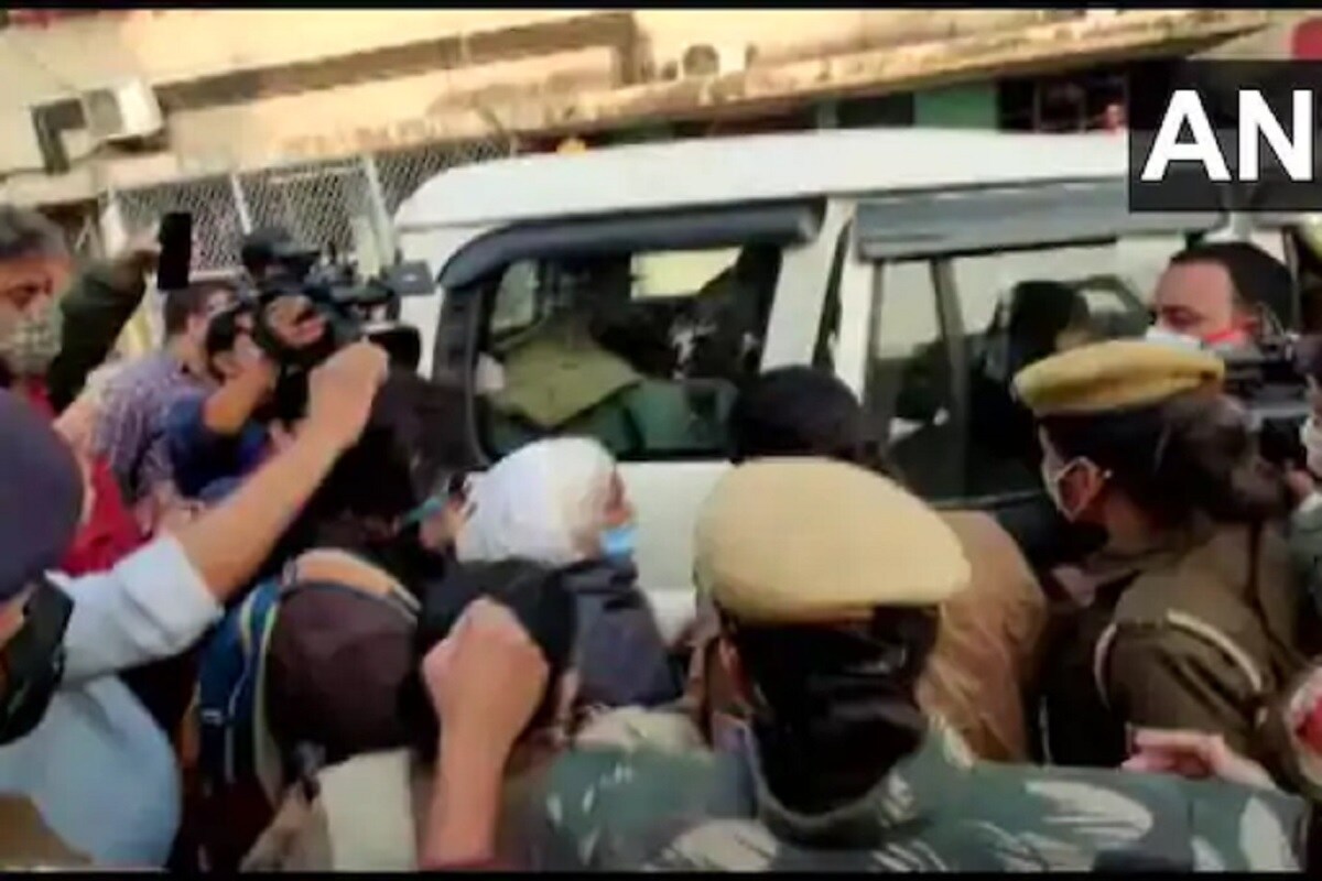 کسان آندولن میں شامل ہونے کے لئے سندھو بارڈر پہنچیں شاہین باغ کی دادی بلقیس بانو کو دہلی پولیس نے گرفتارکرلیا تھا۔