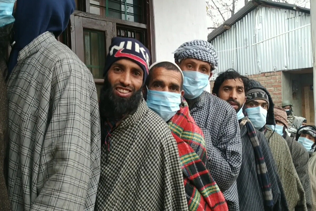 جموں وکشمیر کی سیاسی تصویر اور جمہوریت کی قدروں کو بلند رکھنے میں یہاں کا گوجر بکروال اور پہاڑی طبقہ ہمیشہ پیش پیش رہا ہے۔ اپنی روایات کو روا رکھتے ہوئے اس بار بھی کشمیر میں ڈی سی سی انتخابات کی ووٹنگ شرح کو بڑھانے میں یہ طبقات کلیدی رول ادا کر رہے ہیں۔