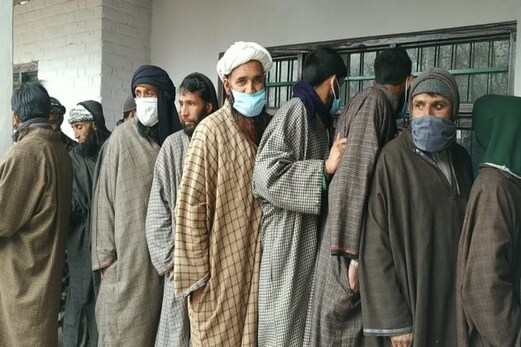 جموں وکشمیر ڈی ڈی سی انتخابات: گوجر بکروال اور پہاڑی طبقوں کی شرکت، محض ووٹ بینک کےلئے استعمال کرنے کا لگایا الزام جموں وکشمیر ڈی ڈی سی انتخابات: گوجر بکروال اور پہاڑی طبقوں کی شرکت، محض ووٹ بینک کےلئے استعمال کرنے کا لگایا الزام