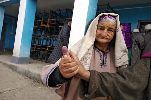 کشمیر میں ڈی ڈی سی انتخابات میں عمر رسیدہ خواتین نے جمہوری عمل میں حصہ لیا کشمیر میں ڈی ڈی سی انتخابات میں عمر رسیدہ خواتین نے جمہوری عمل میں حصہ لیا