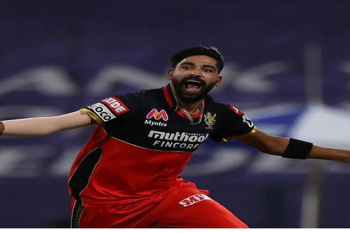 اسپورٹس ٹوڈے کے مطابق، محمد سراج کو باکسنگ ڈے ٹسٹ میں ڈیبیو کا موقع مل سکتا ہے۔ دوسرا مقابلہ میلبورن میں کھیلا جائے گا۔ محمد سراج نے پریکٹس میچوں میں اپنی گیند بازی سے کافی متاثر کیا تھا۔