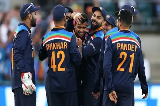 IND Vs AUS: کلین سوئپ سے بچی ٹیم انڈیا، آخری ونڈے میں آسٹریلیا کو شکست دے کر بچائی لاج IND Vs AUS: کلین سوئپ سے بچی ٹیم انڈیا، آخری ونڈے میں آسٹریلیا کو شکست دے کر بچائی لاج