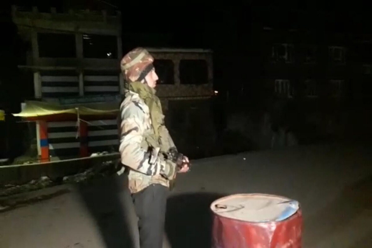 دہشت گردوں نے مین چوک میں ڈیوٹی پر تعینات سیکورٹی اہلکاروں پر گرینیڈ حملہ کیا، جس کے نتیجے میں ایک سی آر پی ایف اہلکار اور ایک عام شہری زخمی ہوگئے۔
