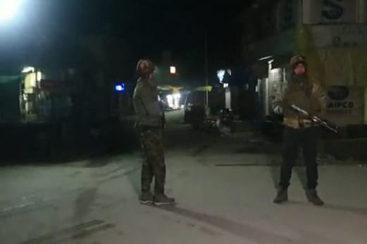 جموں وکشمیر: اننت ناگ میں دہشت گردوں نے سیکورٹی دستوں پر کیا گرینیڈ حملہ، ایک سیکورٹی اہلکار اور ایک عام شہری زخمی جموں وکشمیر: اننت ناگ میں دہشت گردوں نے سیکورٹی دستوں پر کیا گرینیڈ حملہ، ایک سیکورٹی اہلکار اور ایک عام شہری زخمی