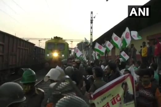زرعی قوانین کے خلاف بھارت بند آج، مہاراشٹر میں روکی گئیں ٹرینیں، پولیس نے حراست میں لیا زرعی قوانین کے خلاف بھارت بند آج، مہاراشٹر میں روکی گئیں ٹرینیں، پولیس نے حراست میں لیا