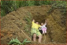 اپنی بیٹی کے ساتھ ہر روز قبر میں سوتا ہے یہ شخص ، وجہ جان کر چونک جائیں گے