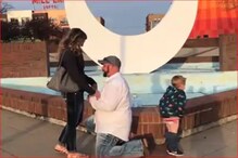 گرل فرینڈ کو پرپوز کررہا تھا باپ ، بچے نے کردی ایسی حرکت ، ویڈیو دیکھ کر رہ جائیں گے حیران