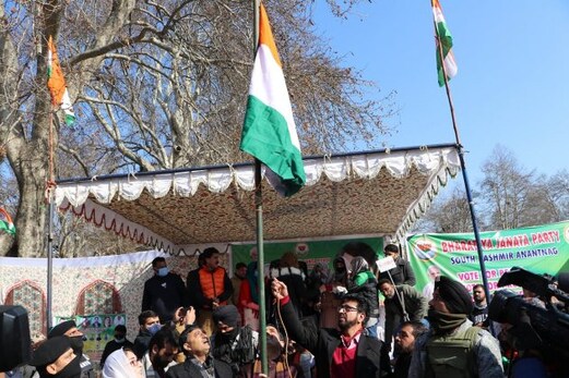 شاہ نواز حسین نے محبوبہ مفتی کے آبائی علاقے میں ترنگا لہرا کر سابق وزیر اعلیٰ کو کیا چیلنج شاہ نواز حسین نے محبوبہ مفتی کے آبائی علاقے میں ترنگا لہرا کر سابق وزیر اعلیٰ کو کیا چیلنج