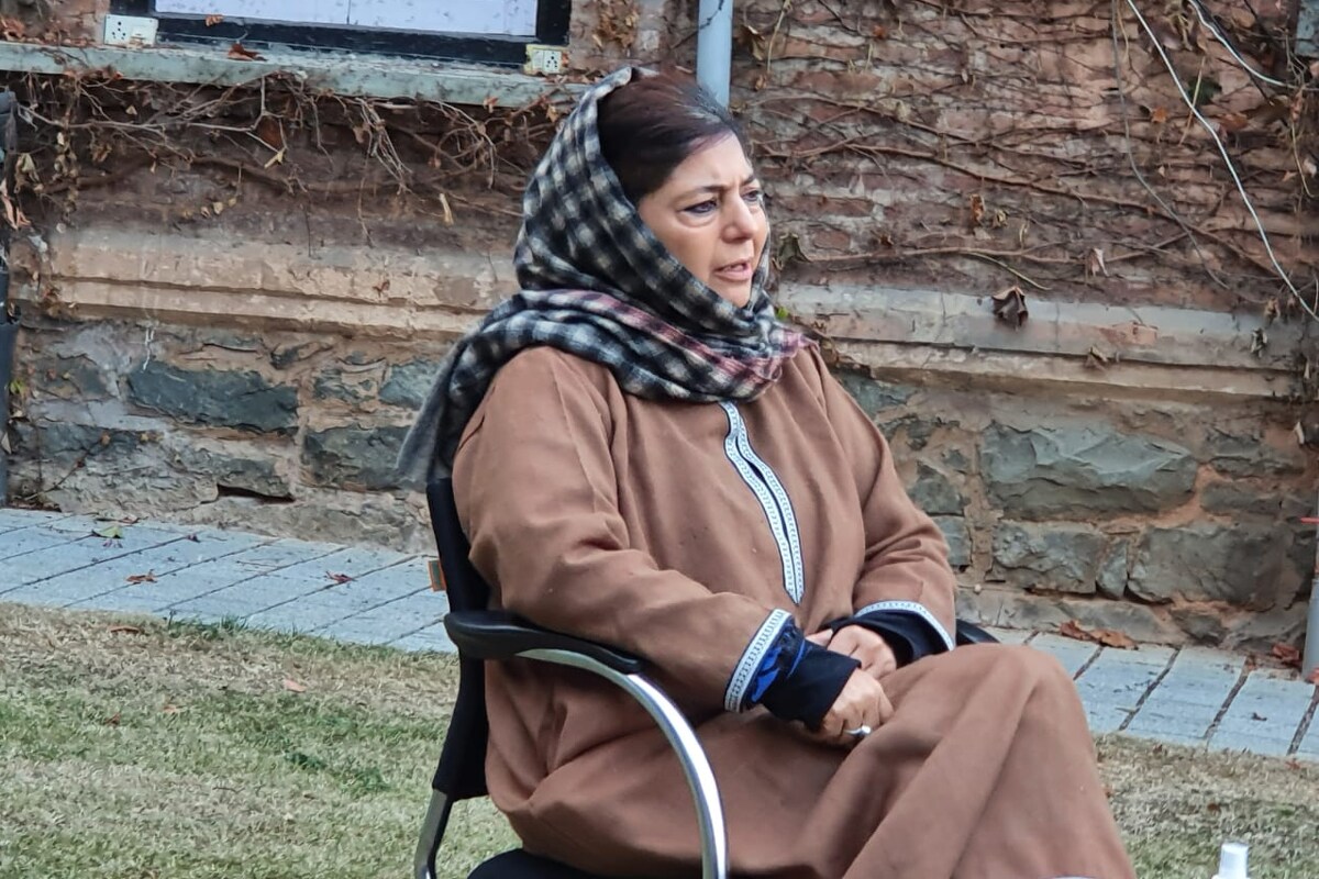 محبوبہ مفتی کا ایک ٹوئٹ میں کہنا تھا: 'آج یوم شہدا کے موقع پر مزار شہدا کے دروازوں کو مقفل کر دیا گیا۔ کشمیر کی تاریخ کو مسخ کرکے کشمیریوں کے دلوں میں احساس بے بسی و شکست پیدا کرنے کی کوششیں کی جا رہی ہیں'۔