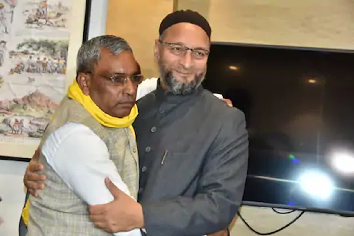 Varanasi News: بہار اسمبلی انتخابات میں ملی کامیابی کے بعد یوپی میں اتحاد کی سیاست کو بڑھاتے ہوئے اے آئی ایم آئی ایم سربراہ اسدالدین اویسی نے سہیل دیو بھارتیہ سماج پارٹی سے سمجھوتہ کیا ہے۔ اسدالدین اویسی نے کہا کہ سہیل دیو بھارتیہ سماج پارٹی کے اوم پرکاش راج بھر سے ان کی دوستی ہے۔