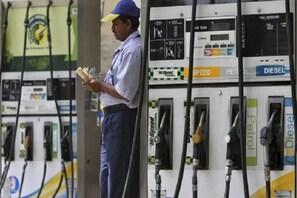 Petrol Diesel Price Today: آج پھر مہنگا ہوا پٹرول۔ ڈیزل، جانئے کتنی بڑھی قیمت