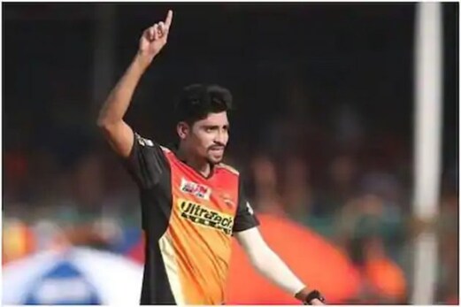 IND VS AUS : والد کی موت کے باوجود ٹیم انڈیا کے ساتھ ڈٹے رہے محمد سراج ، اب پلیئنگ الیون میں ملی جگہ IND VS AUS : والد کی موت کے باوجود ٹیم انڈیا کے ساتھ ڈٹے رہے محمد سراج ، اب پلیئنگ الیون میں ملی جگہ