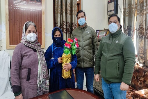   ایک حاملہ خاتون درد زہ میں مبتلا تھی۔ اس دروان Asha Worker نےاطلاع موصول ہونے کے بعد اس گاؤں میں برفباری کے دوران چار کلومیٹر پیدل سفر طے کرکے وہاں پہنچنے میں کامیابی حاصل کی۔ 