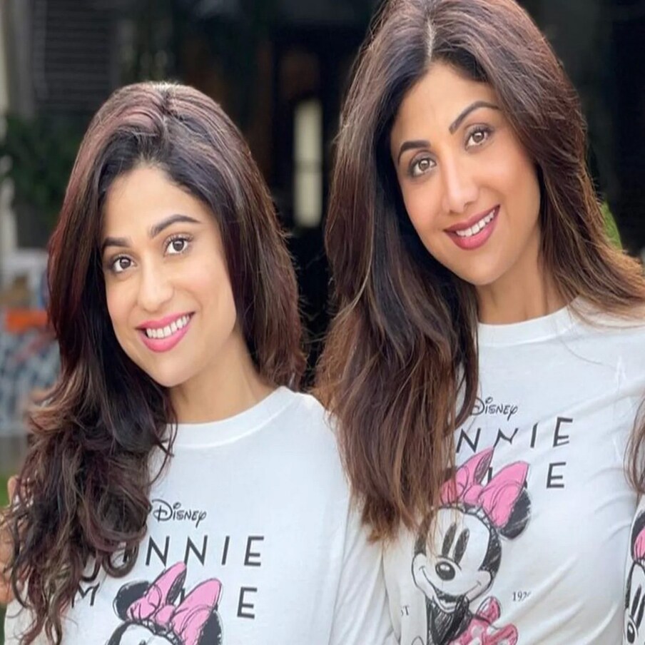  شمتا شیٹی فلموں میں کافی لمبے وقت سے نظر نہیں آئی ہیں، لیکن انہیں گزشتہ سال آئی ویب سیریز ’بلیک وڈو‘ میں دیکھا گیا تھا۔ ایسے میں ناظرین کے ذہن میں یہ سوال اٹھنا لازمی ہے کہ ان کی کمائی کا ذریعہ کیا ہے اور وہ کتنا کماتی ہیں۔ میڈیا رپورٹس کے مطابق، شمتا شیٹی پیشے سے ایک انٹیریئر ڈیزائنر ہیں۔ وہ برینڈ انڈورسمنٹ کے کام سے بھی وابستہ ہیں۔ انہیں ان کاموں سے لاکھوں روپئے کی کمائی ہوتی ہے۔ ان کی نیٹ ورتھ ایک سے 5 ملین ڈالر کے درمیان بتائی جاتی ہے۔