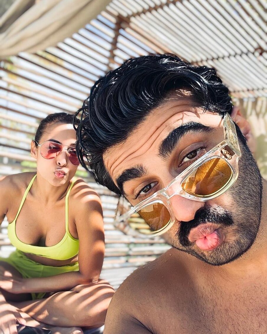  ملائیکہ اروڑہ اور ارجن کپور ایک ساتھ سیلفی کھینچواتے ہوئے کافی خوبصورت لگ رہے ہیں ۔ ارجن ان دنوں کورونا وائرس سے متاثر ہیں ، ایسے میں ملائیکہ نے تصویر شیئر کرکے نئے سال کا استقبال کیا ۔ تصویر : انسٹاگرام ۔ @malaikaaroraofficial
