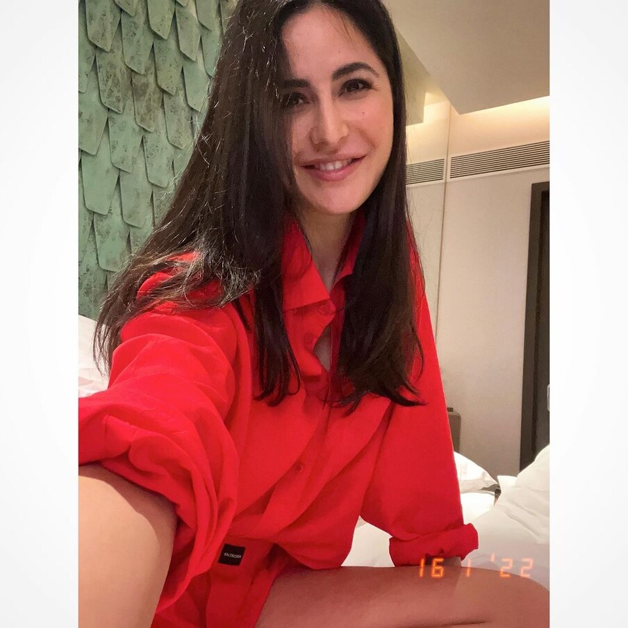  کٹرینہ کیف نے اس سے پہلے انسٹاگرام پر اپنی کچھ تصاویر کی ایک سیریز شیئر کی تھی ، جس میں انہیں سرخ رنگ کی شرٹ پہنے دیکھا جا سکتا ہے۔ (Instagram/katrinakaif)