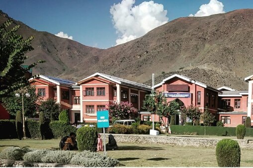 اب اسلامک یونیورسٹی آف سائنس اینڈ ٹیکنالوجی اونتی پورہ  Food Testing Laboratory of Islamic University awantipora کے پاس منظور شدہ کھانے کی اشیاء کی جانچ کا اختیار ہوگا جہاں پر انتہائی جدید ترین آلات کا استعمال کر کے کسی بھی ملاوٹ والے چیزوں کا پتہ لگایا جاسکے گا۔
