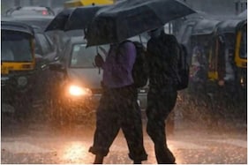Delhi Weather Update:دہلی میں سردی کے ستم کے ساتھ بارش!ٹھنڈ بڑھنے کے ساتھ گرے گاٹمپریچر