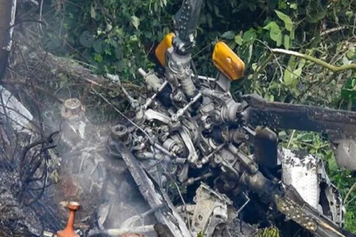 Helicopter Crash : ملک کے پہلے سی ڈی ایس (chief of Defence Staff) جنرل بپن راوت (General Bipin Rawat) کا ہیلی کاپٹر خراب موسم میں پائلٹ کی غلطی سے گرا ہوگا ۔ ذرائع نے بدھ کو اس طرح کے امکان کا اظہار کیا ۔ اس ہیلی کاپٹر حادثہ (Helicopter Crash) میں جنرل بپن راوت (General Bipin Rawat) ، ان کی اہلیہ مدھولیکا اور بارہ جوان جاں بحق ہوگئے تھے ۔