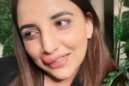ہونٹوں کی سرجری کرانے پہنچی تھی Pakistan کی ٹک ٹاک کوئن، ایک فون کال نے بگاڑ دی صورت، ہوا ایسا حال! ۔ (Image- Video Screen Shot)