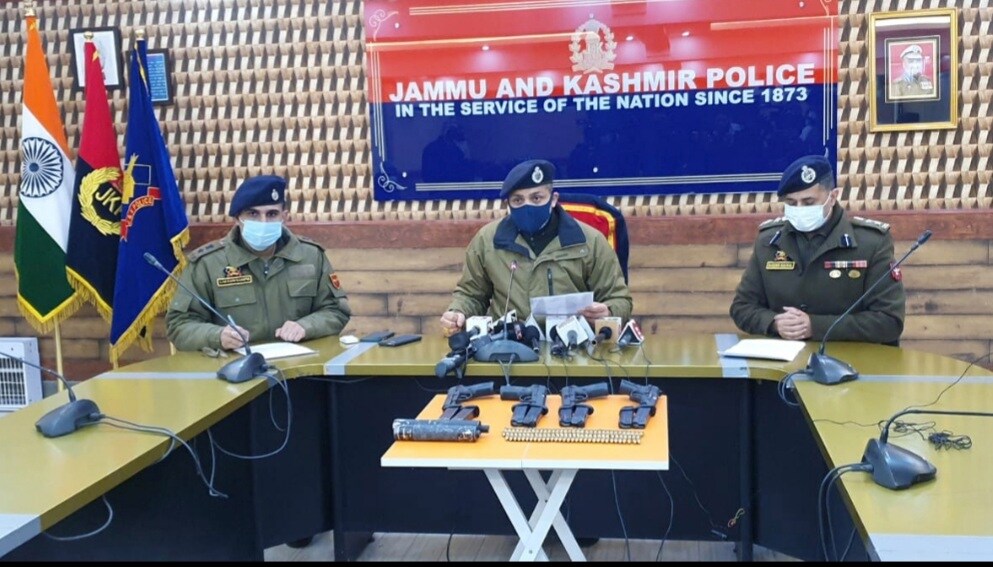 سُجیت کمار نے بتایا کہ مزید پوچھ تاچھ میں پتہ چلا کہ گرفتار چاروں افراد سرینگر میں سرگرم تھے اور یہ یہاں پر آصف مقبول ڈار اور سجاد گُل کی ایما پر کام کرتے تھے۔