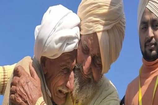 Separated by India-Pakistan Partition brothers meet at Kartarpur Corridor after 74 years: صدیقی پاکستان کے فیصل آباد میں رہتے ہیں اور ان کے بھائی چیلا جن کا پہلے نام حبیب تھا ، ہندوستان کے پنجاب میں رہتے ہیں ۔ دونوں بھائی 1947 میں تقسیم سے پہلے الگ ہوگئے تھے اور اب 74 سال بعد کرتارپور گرودوارے میں ان دونوں کی ملاقات ہوئی ۔
