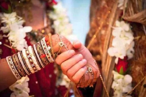 Odisha government wedding gift news: اڈیشہ کی ریاستی حکومت نے نئے شادی شدہ جوڑوں کو شادی کی کٹ تحفے کے طور پر دینے کا منصوبہ بنایا ہے۔ اس کٹ میں خاندانی منصوبہ بندی کے طریقوں اور اس کے فوائد، شادی کے رجسٹریشن فارم، کنڈوم، مانع حمل گولیوں کے بارے میں معلومات پر مشتمل ایک کتاب ہوگی۔
