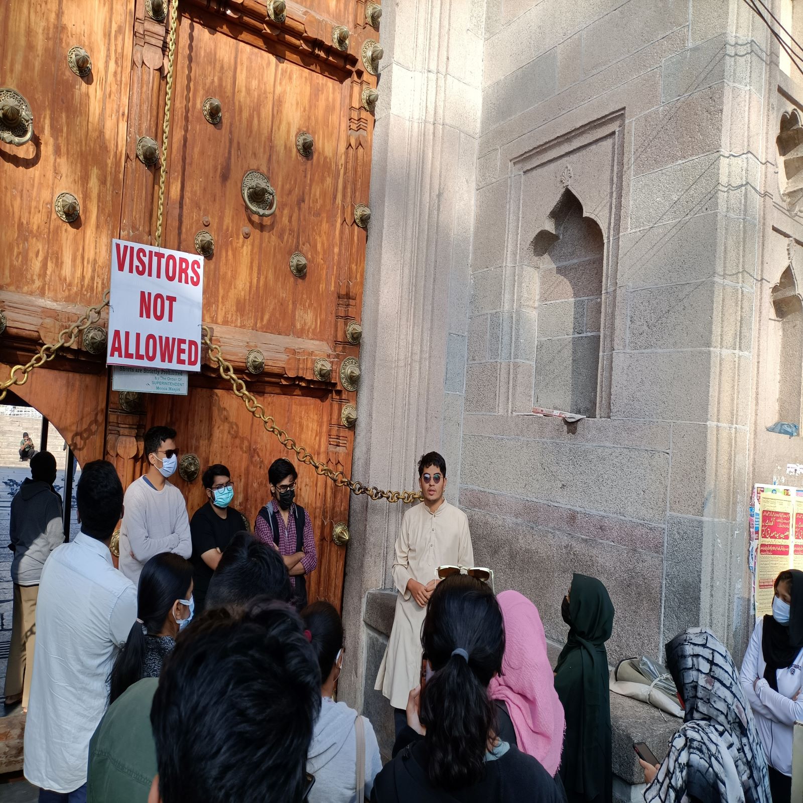 نوجوان مورخ صبغت اللہ خان ہیریٹیج واک کے دوان شرکا کو تاریخی حقائق سے واقف کراتے ہوئے (تصویر: محمد رحمان پاشا)