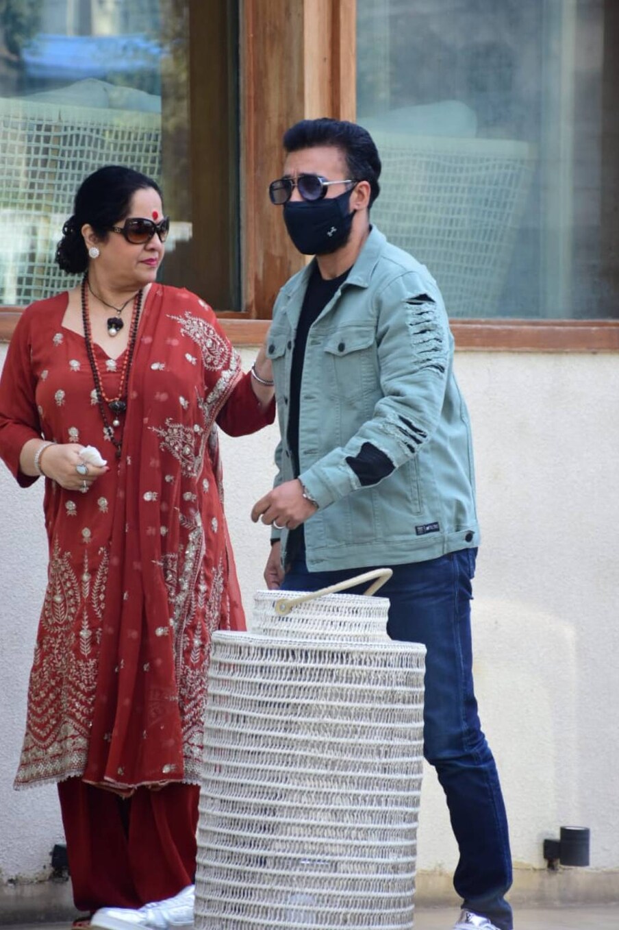  شلپا شیٹی اور شمیتا شیٹی کی ماں بھی اس پارٹی کے لئے نکلیں۔ ان کے ساتھ ان کے داماد راج کندرا بھی نظر آئے۔ (تصویر کریڈٹ: ورل بھیانی)