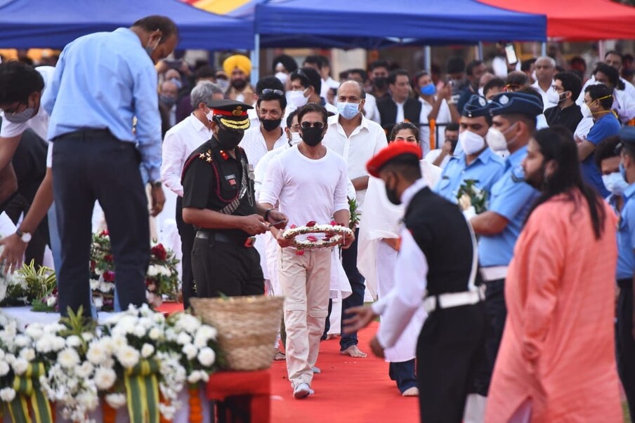  ساتھ ہی مہاراشٹر کے وزیر اعلی ادھو ٹھاکرے سمیت بالی ووڈ کے سبھی لیجنڈ ستارے بھی لتا دی کی آخری رسوم میں شامل ہوئے۔ تصویر : Viral Bhayani