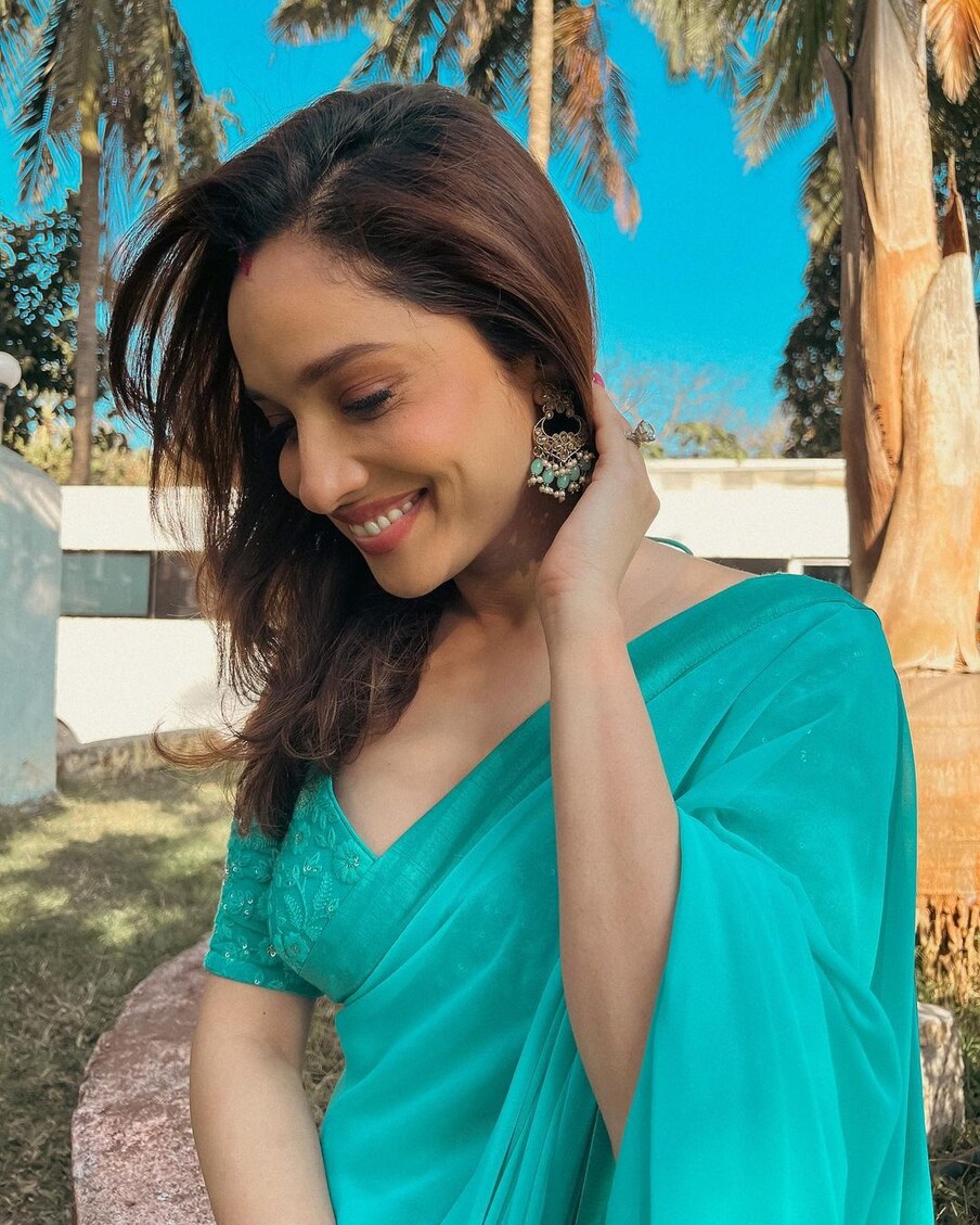  اداکارہ کا اسٹائل سری دیوی کے آئیکانک لک سے میچ کررہا ہے ، جس کو انہوں نے فلم 'مسٹر انڈیا' میں کیا تھا ۔ (Instagram/lokhandeankita)