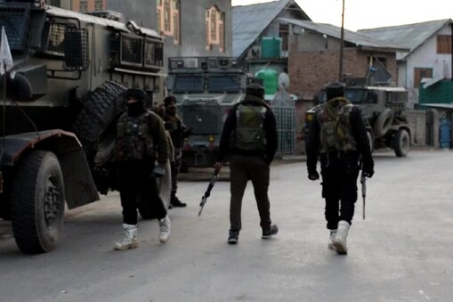 Jammu Kashmir Encounter: کہا جا رہا ہے کہ اس علاقے میں مزید دہشت گرد ہو سکتے ہیں۔ اس وقت پورے علاقے میں سرچ آپریشن جاری ہے۔ بتایا جا رہا ہے کہ خفیہ اطلاع ملنے کے بعد سکیورٹی فورسز نے علاقے کا محاصرہ کر لیا اور وہاں تلاشی مہم شروع کی۔بتا دیں کہ شوپیاں انتہائی حساس علاقہ ہے۔