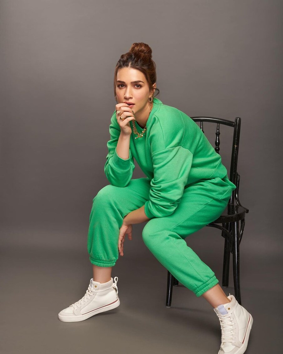  گرین ایتھیلیٹک سیٹ میں کرتی سینن کول لگ رہی ہیں ۔ تصویر : انسٹاگرام ۔ @kritisanon