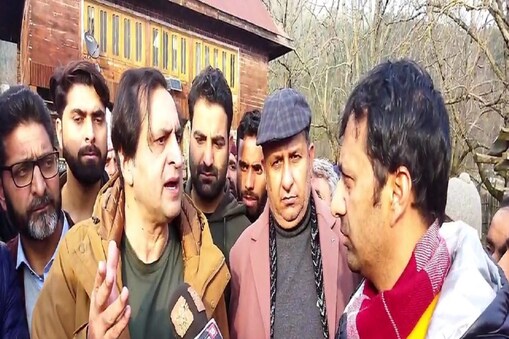 جموں وکشمیر پیپلز کانفرنس کے چیئرمین سجاد غنی لون نے حد بندی کمیشن ڈرافٹ رپوٹ پر تنقید کرتے ہوئے کہا کہ جموں وکشمیر میں حد بندی کھبی حقیقت پر مبنی نہیں رہی ہے اور آج بھی حد بندی کمیشن رپورٹ حیران کن ہے، لیکن اس کا سیاسی عمل نہ ماضی میں بدلا ہے نہ مستقبل میں بدلے گا۔ کیونکہ کھلے عام دھاندلیاں ہوئی ہیں۔