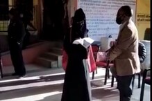 MP : طلبہ نے کیا احتجاج تو حجاب میں امتحان دینے آئی طالبہ کو ملی یہ ہدایت، دیکھئے Video