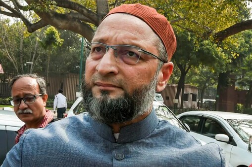 کرناٹک (Karnataka) میں حجاب تنازعہ (Hijab Controversy) کو لے کر اٹھے سیاست کے بعد اب سیاسی گلیاروں میں درجہ حرارت میں اضافہ ہوگیا ہے۔ کرناٹک سے لے کر گجرات تک اس معاملے پر احتجاج ہو رہے ہیں۔ یہ معاملہ مسلسل بڑھتا ہوا نظر آرہا ہے۔ اس درمیان آل انڈیا مجلس اتحاد المسلمین کے سربراہ اسدالدین اویسی (Asaduddin Owaisi) نے حجاب کو لے کر بیان دیا ہے۔ انہوں نے کہا، ’میں رہوں یا نہیں رہوں ایک دن حجاب پہنی بچی وزیر اعظم بنے گی۔
